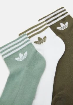 Adidas Originals UNISEX 3 PACK - Skarpety - Silver Green/olive Strata/white -Fashion Pol 079eb5016c1541e7ab52564ed51ccd94