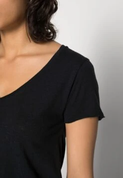 American Vintage JACKSONVILLE V NECK TEE - T-shirt Basic - Noir 9 American Vintage JACKSONVILLE V NECK TEE - T-shirt Basic - Noir -Fashion Pol 07f90bddf2bf44ccbcae15aecf77f87b