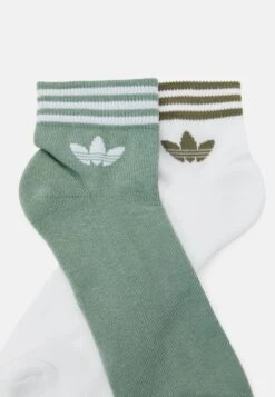 Adidas Originals UNISEX 3 PACK - Skarpety - Silver Green/olive Strata/white -Fashion Pol 08522ffe5081470daed59b42e873b5c8