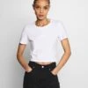 Mister Tee LADIES TRIBAL CROPPED TEE - T-shirt Z Nadrukiem - White
