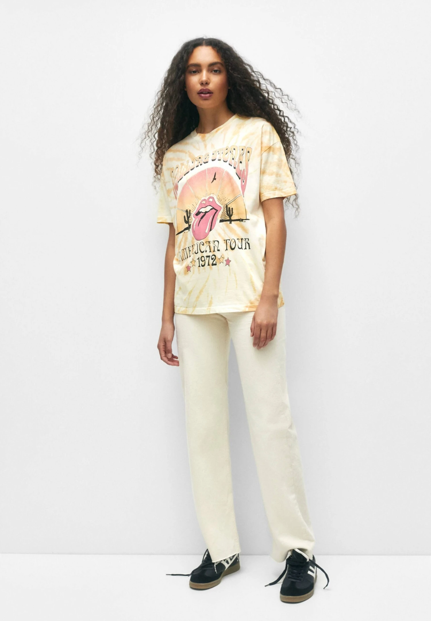 PULL & BEAR THE ROLLING STONES AMERICAN TOUR 1972 - T-shirt Z Nadrukiem - Multi Coloured 2 PULL & BEAR THE ROLLING STONES AMERICAN TOUR 1972 - T-shirt Z Nadrukiem - Multi Coloured - obrazek 2