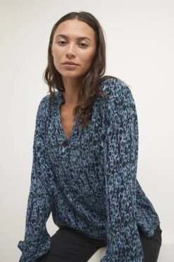 Kaffe KASELLA - Bluzka - Dark Blue Deep Teal Graphic -Fashion Pol 15026cb88f434e229d64b4033078f1a8