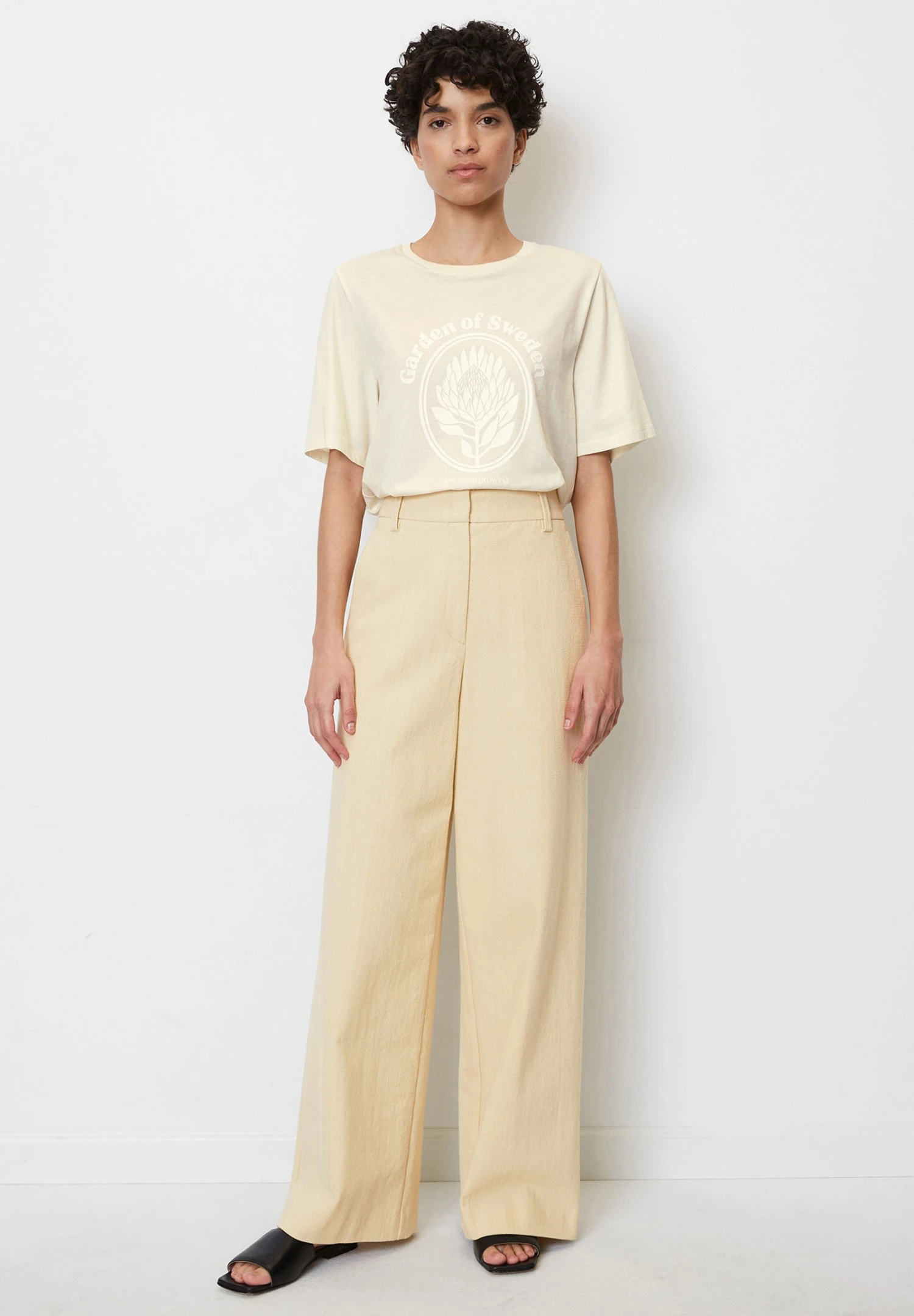 Marc O'Polo GARDEN OF SWEDEN- REGULAR AUS ORGANIC - T-shirt Z Nadrukiem - Chalky Sand 2 Marc O'Polo GARDEN OF SWEDEN- REGULAR AUS ORGANIC - T-shirt Z Nadrukiem - Chalky Sand - obrazek 2