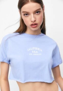 PULL & BEAR CROPPED SHORT SLEEVE - T-shirt Z Nadrukiem - Blue -Fashion Pol 1f8148a5a61749d599eff0fa79539e02