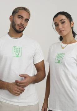 PLAYBOY RETRO UNISEX - T-shirt Z Nadrukiem - White/green -Fashion Pol 3fb43adc58ce48f88097587b57dd553c