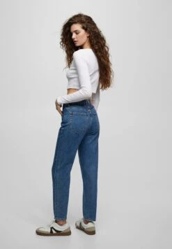 PULL & BEAR MOM FIT - Jeansy Zwężane - Dark-blue Denim -Fashion Pol 451838fe0b874951a38b32f37704b621