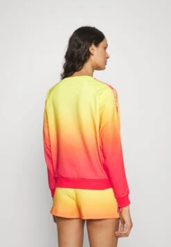 CREWNECK SWEATSHIRT - Koszulka Do Spania - Fantasy Print Fucsia 8 CREWNECK SWEATSHIRT - Koszulka Do Spania - Fantasy Print Fucsia -Fashion Pol 47e9471d762841dfbac459cfc8ea89a4