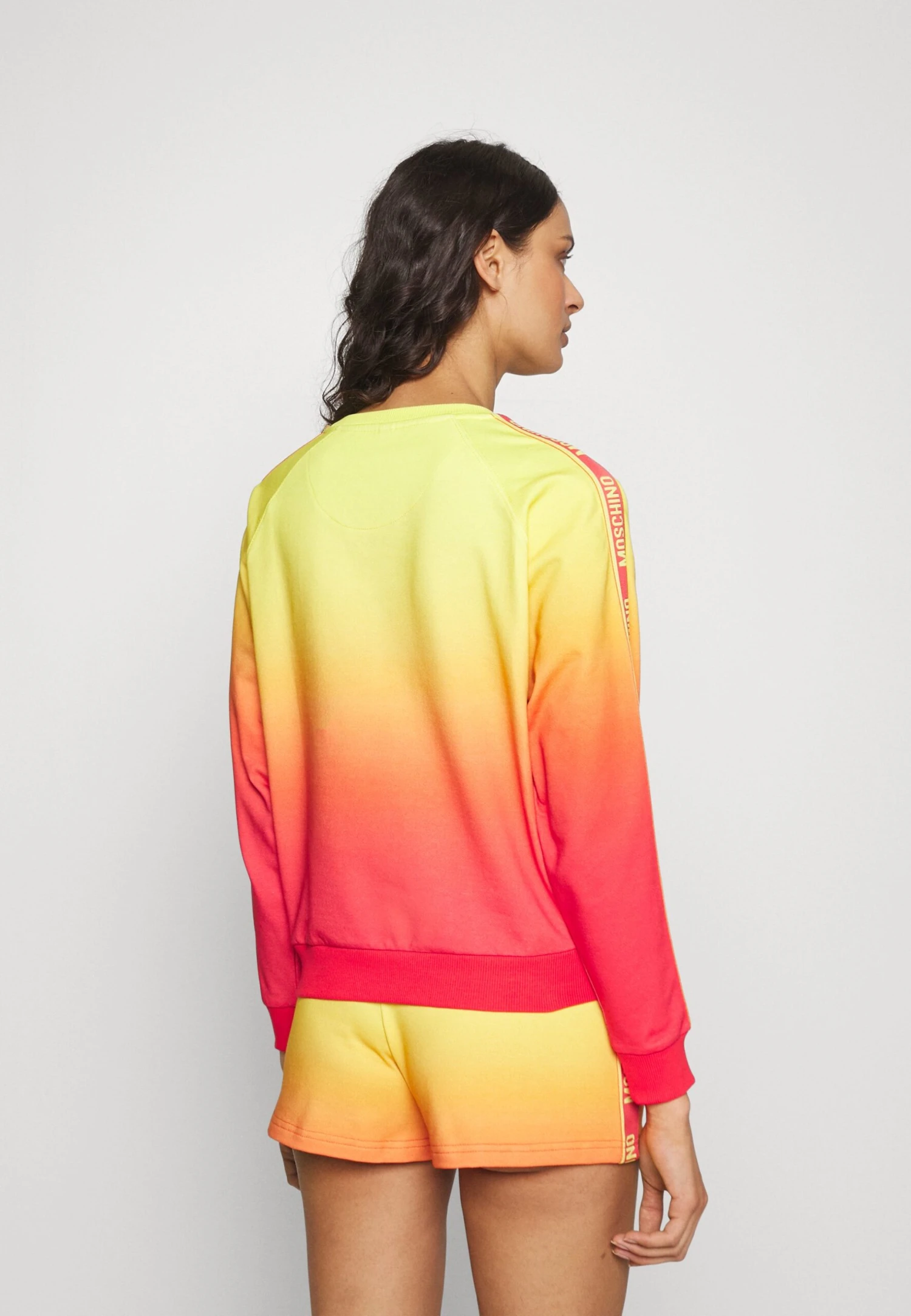 CREWNECK SWEATSHIRT - Koszulka Do Spania - Fantasy Print Fucsia 3 CREWNECK SWEATSHIRT - Koszulka Do Spania - Fantasy Print Fucsia - obrazek 3