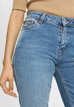 ESPRIT HIGH RISE - Jeansy Slim Fit - Blue Light Washed -Fashion Pol 4b14fa8c701a43e2b7eb0421b7b2a18b