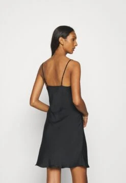 Anna Field HAMMERED SATIN NIGHTIE - Koszula Nocna - Black 9 Anna Field HAMMERED SATIN NIGHTIE - Koszula Nocna - Black -Fashion Pol 582eef8b55cc48b49fe9b0e88e2892d9