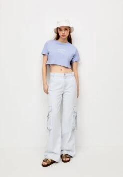 PULL & BEAR CROPPED SHORT SLEEVE - T-shirt Z Nadrukiem - Blue -Fashion Pol 67a66688120e4dd5bbef4e502dc0aa3c