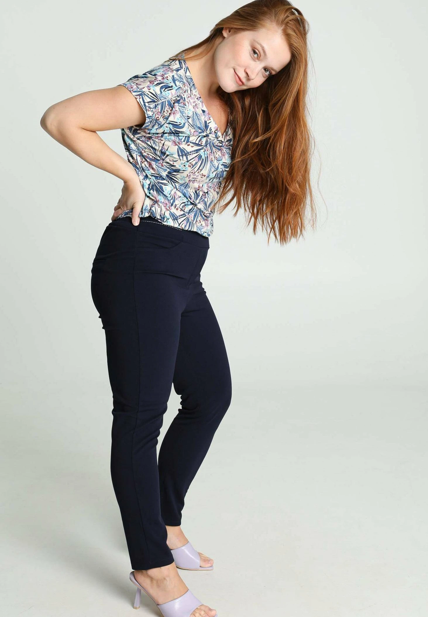 À MOTIF FLORAL AVEC - T-shirt Z Nadrukiem - Blue 8 À MOTIF FLORAL AVEC - T-shirt Z Nadrukiem - Blue - obrazek 8