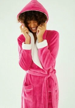 FLUFFY - Szlafrok - Bright Pink -Fashion Pol 722823423b364cd1bffdaf140734a24a