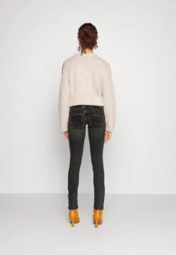 Pepe Jeans VENUS - Jeansy Slim Fit - Denim -Fashion Pol 7715714525cd4a28bc3f9485a84a0eeb
