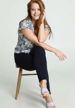 À MOTIF FLORAL AVEC - T-shirt Z Nadrukiem - Blue 19 À MOTIF FLORAL AVEC - T-shirt Z Nadrukiem - Blue -Fashion Pol 7835b16afd07488caed37c69d609d151