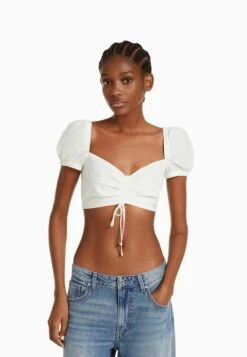 BERSHKA SHORT SLEEVE WITH GATHERED DETAIL-CROP - Bluzka - White