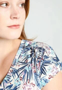 À MOTIF FLORAL AVEC - T-shirt Z Nadrukiem - Blue 14 À MOTIF FLORAL AVEC - T-shirt Z Nadrukiem - Blue -Fashion Pol 8c0cfd478d974771896790f7d1f88a7e