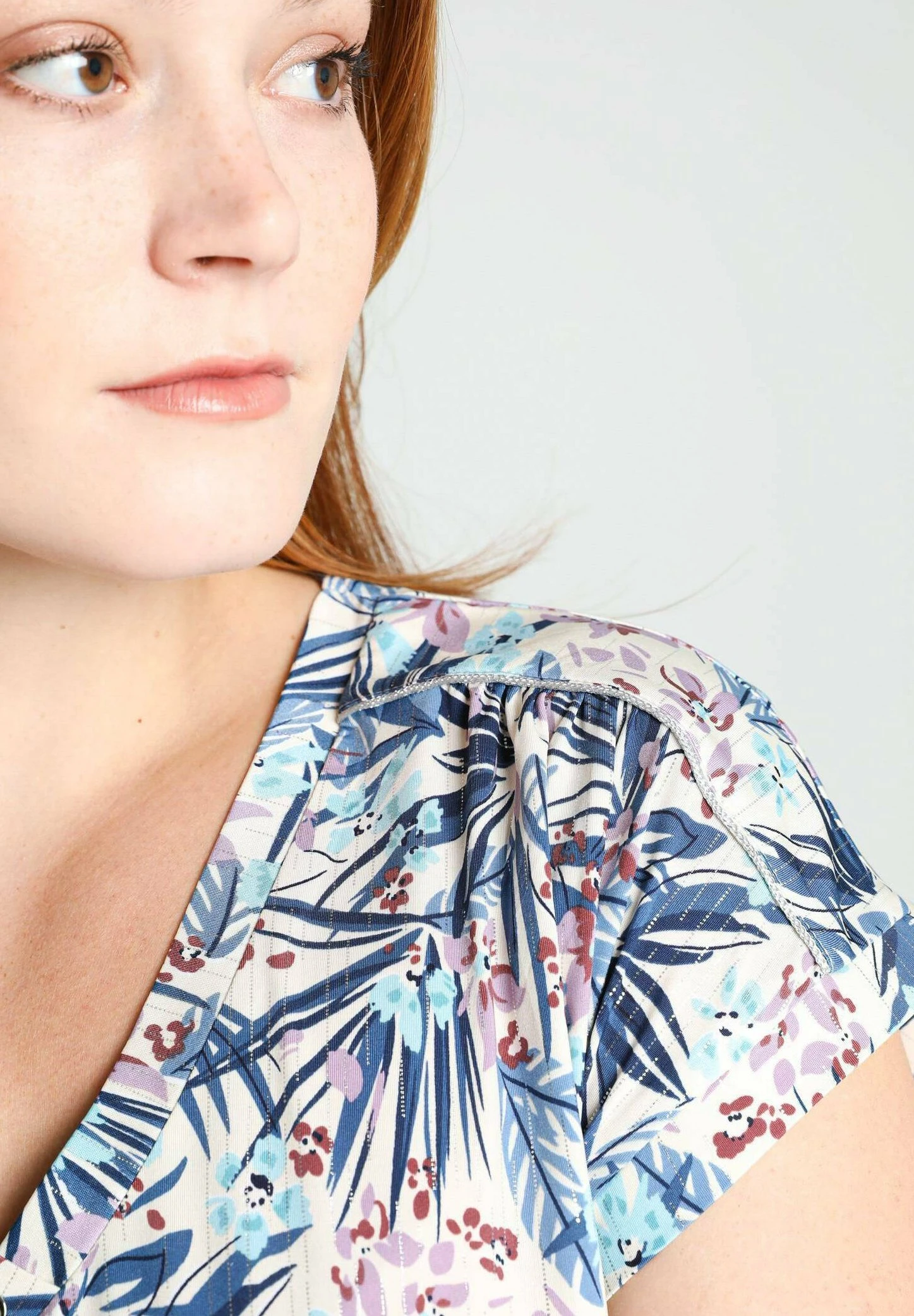 À MOTIF FLORAL AVEC - T-shirt Z Nadrukiem - Blue 4 À MOTIF FLORAL AVEC - T-shirt Z Nadrukiem - Blue - obrazek 4