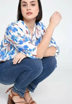 DÉTAIL EN BAS DE JAMBES - Jeansy Slim Fit - Denim -Fashion Pol 8c5c34a29c654a3884c2adb00a811267