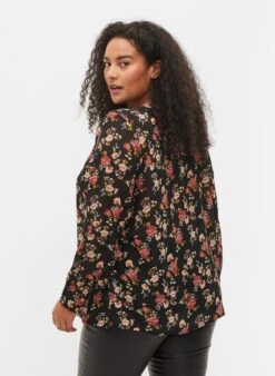 Zizzi MED V-UDSKÆRING OG PRINT - Bluzka - Black Red Flower -Fashion Pol 8eab7872237f420484b6430b084bb2ce