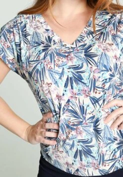 À MOTIF FLORAL AVEC - T-shirt Z Nadrukiem - Blue 16 À MOTIF FLORAL AVEC - T-shirt Z Nadrukiem - Blue -Fashion Pol 937cf9b65ab6463cbb6a946537eb46f7