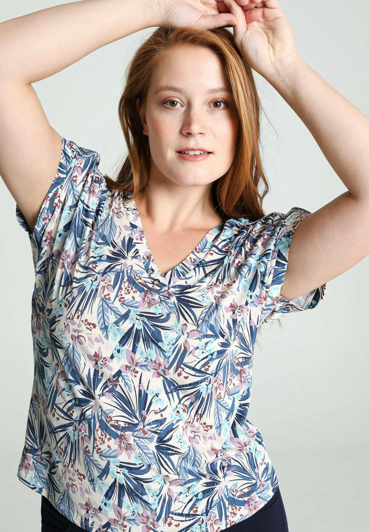 À MOTIF FLORAL AVEC - T-shirt Z Nadrukiem - Blue 7 À MOTIF FLORAL AVEC - T-shirt Z Nadrukiem - Blue - obrazek 7