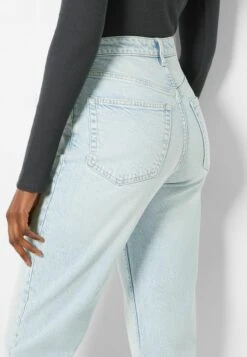 BERSHKA COMFORT FIT- MOM - Jeansy Straight Leg - Light Blue -Fashion Pol a2988f9d31e44a8ab097ad610c51e7ee