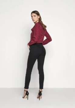 MICHAEL Michael Kors SELMA - Jeansy Skinny Fit - Black -Fashion Pol a645b97a980443af934c2518b307861f