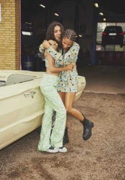 NEOSWIRL PRINT FLARED - Jeansy Dzwony - Leprechaun -Fashion Pol a6aa9adb4dc745a28c95f1563994b67a