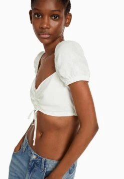 BERSHKA SHORT SLEEVE WITH GATHERED DETAIL-CROP - Bluzka - White -Fashion Pol b0f8a4dccbf541d39aa139afb5048f0d