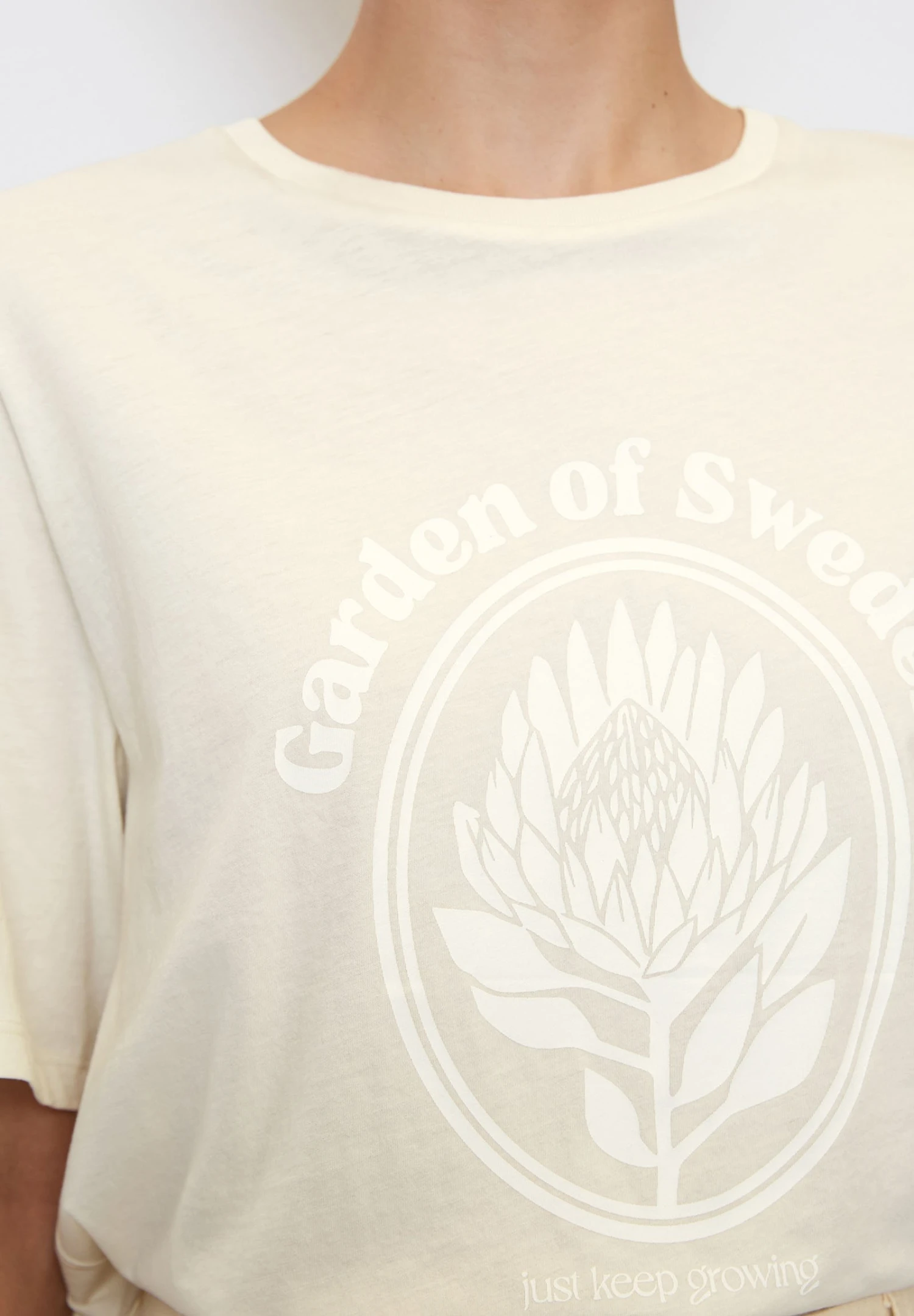 Marc O'Polo GARDEN OF SWEDEN- REGULAR AUS ORGANIC - T-shirt Z Nadrukiem - Chalky Sand 4 Marc O'Polo GARDEN OF SWEDEN- REGULAR AUS ORGANIC - T-shirt Z Nadrukiem - Chalky Sand - obrazek 4