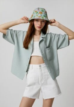 Koton SHORT SLEEVE DETAIL RELAX FIT - Koszula - Green -Fashion Pol b87ddb3dc3a24b228b2db8a014186a64