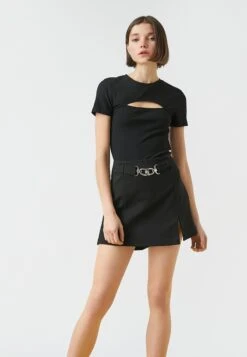 Koton CUT OUT DETAIL SHORT SLEEVE - T-shirt Z Nadrukiem - Black -Fashion Pol c323e28d735b4b5bb4cddaaf416ffd75