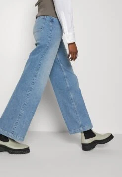 IVY OAK PIXIE - Jeansy Relaxed Fit - Mid Blue -Fashion Pol cad1d9d7007a482fbf12b1de37b288d3