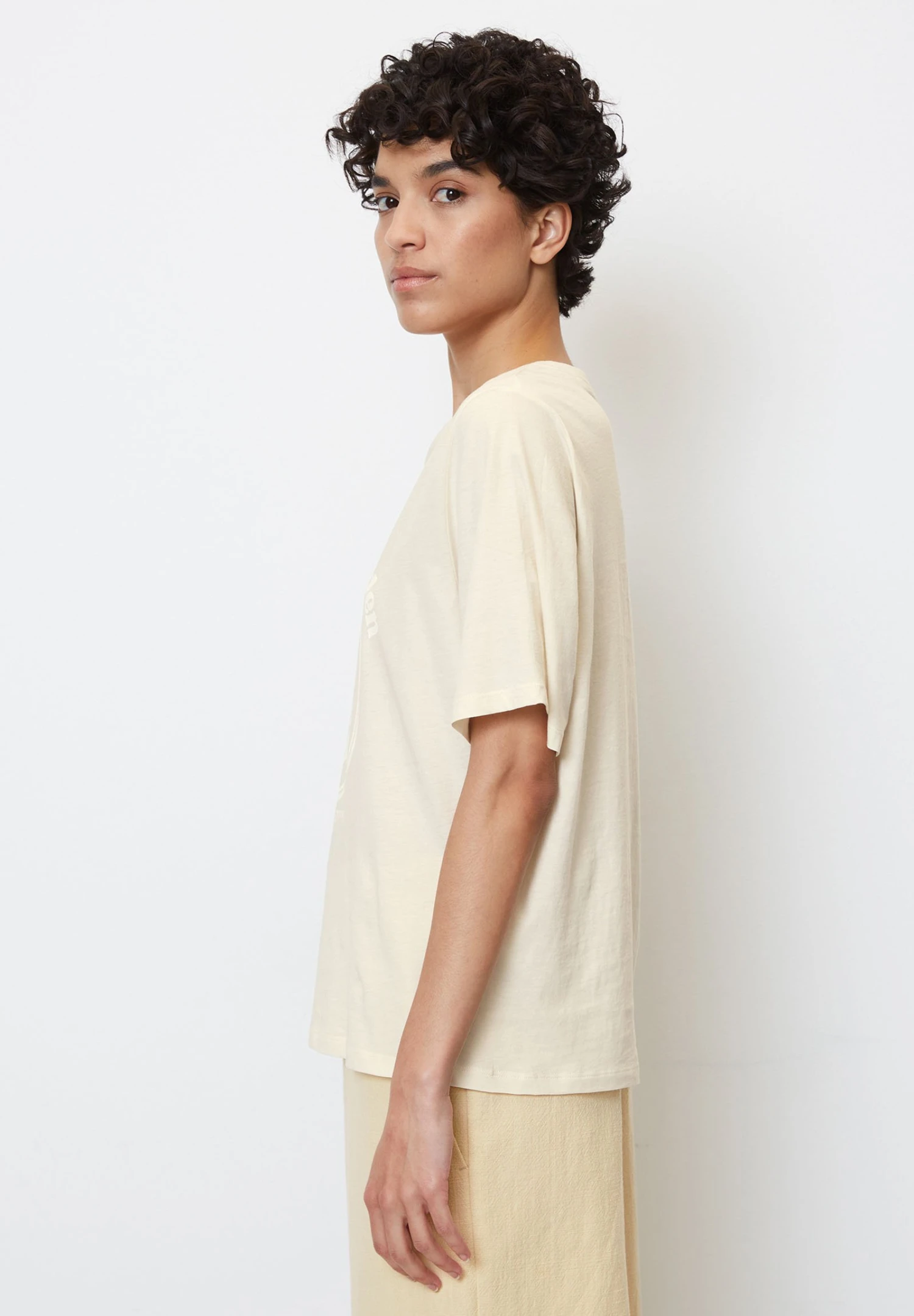 Marc O'Polo GARDEN OF SWEDEN- REGULAR AUS ORGANIC - T-shirt Z Nadrukiem - Chalky Sand 5 Marc O'Polo GARDEN OF SWEDEN- REGULAR AUS ORGANIC - T-shirt Z Nadrukiem - Chalky Sand - obrazek 5