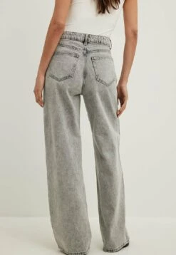 NA-KD MIT HOHER TAILLE - Jeansy Dzwony - Light Grey -Fashion Pol dca19d611aba4f8b85ded06c17ec9465