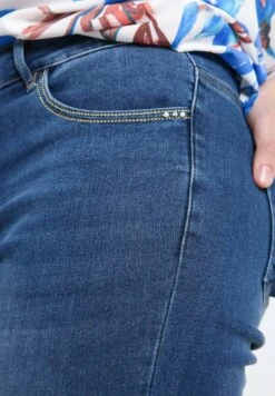 DÉTAIL EN BAS DE JAMBES - Jeansy Slim Fit - Denim -Fashion Pol dd3afca6145940b2aab9c651704ac5a9