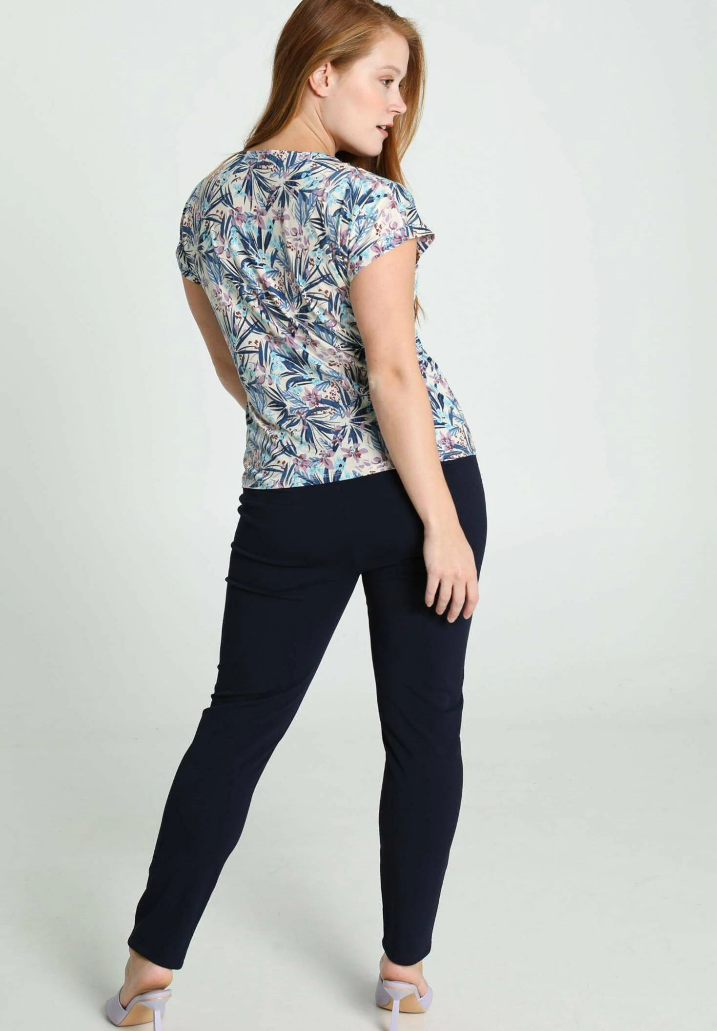 À MOTIF FLORAL AVEC - T-shirt Z Nadrukiem - Blue 3 À MOTIF FLORAL AVEC - T-shirt Z Nadrukiem - Blue - obrazek 3