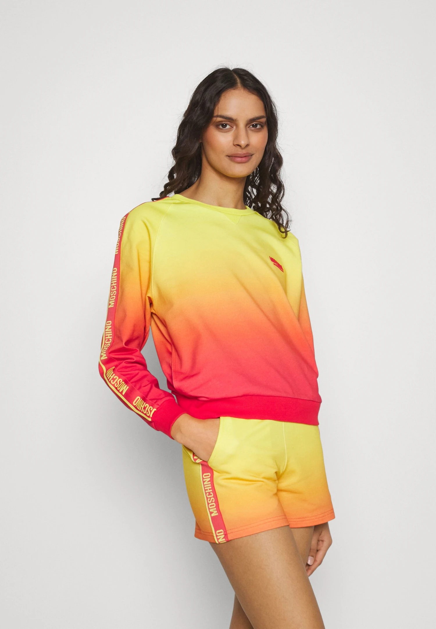 CREWNECK SWEATSHIRT - Koszulka Do Spania - Fantasy Print Fucsia 2 CREWNECK SWEATSHIRT - Koszulka Do Spania - Fantasy Print Fucsia - obrazek 2