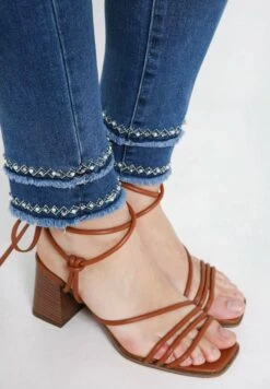 DÉTAIL EN BAS DE JAMBES - Jeansy Slim Fit - Denim -Fashion Pol e3c12c15cd6d4ba1bdbac815824ddf46