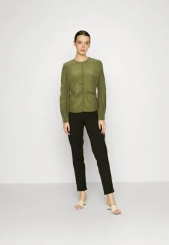 Scotch & Soda RUCHED WAIST BLOUSE WITH EXTENDED SHOULDER - Bluzka Z Długim Rękawem - Army Green -Fashion Pol e4edfcf456b6419bb79904cdb0888b13