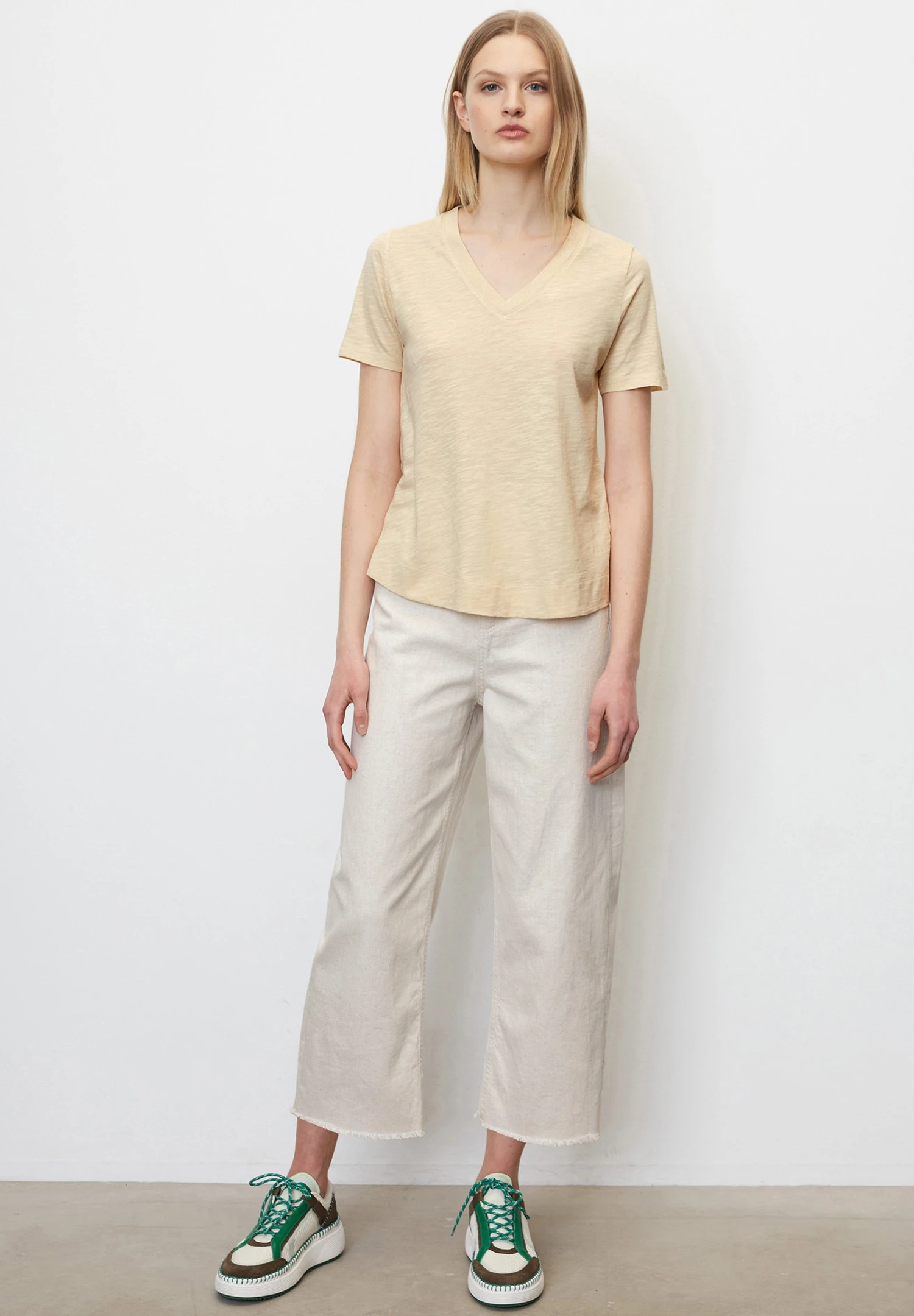 Marc O'Polo V NECK - T-shirt Basic - Natural Sand 2 Marc O'Polo V NECK - T-shirt Basic - Natural Sand - obrazek 2