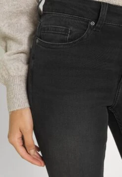 ONLY ONLBLUSH LIFE - Jeansy Skinny Fit - Black Denim -Fashion Pol ecb668b9c34740cbbd64bc16f9acdef9