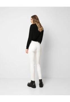 Scalpers BUTTONS - Jeansy Relaxed Fit - White -Fashion Pol f2e0068eb78b4870aaceaf7b67232aa2