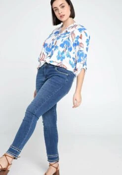 DÉTAIL EN BAS DE JAMBES - Jeansy Slim Fit - Denim -Fashion Pol f418ad1271a047e38f0b117818fdf499