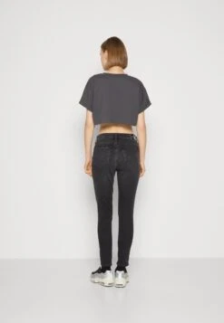 Calvin Klein Jeans MID RISE - Jeansy Skinny Fit - Denim Black -Fashion Pol fe14bdf94f0b409daedb2b773b35ab21